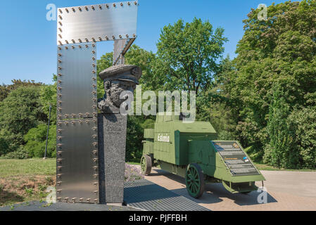 Monumento a Johan Pitka (l'eroe dell'estone di Guerra di Indipendenza) accanto al " Estonia " portavalori (1918), Hirvepark, Tallinn, Estonia. Foto Stock