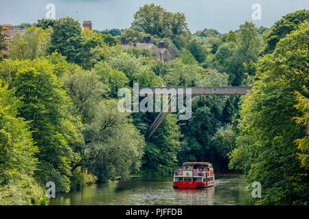 Il Kingsgate ponte con vegetazione lussureggiante e il fiume usura e viaggio di piacere cruise, Durham Regno Unito Foto Stock