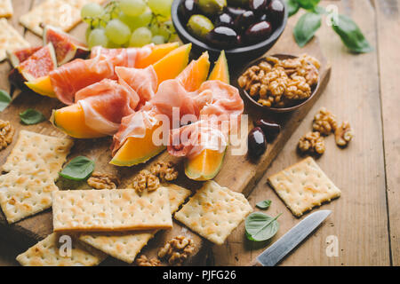 Spagnolo gustosi antipasti mediterranea sulla vecchia scheda su vintage tavolo in legno. Orizzontale con copia spazio. Vista superiore Foto Stock