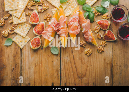 Spagnolo gustosi antipasti mediterranea sulla vecchia scheda su vintage tavolo in legno. Orizzontale con copia spazio. Vista superiore Foto Stock