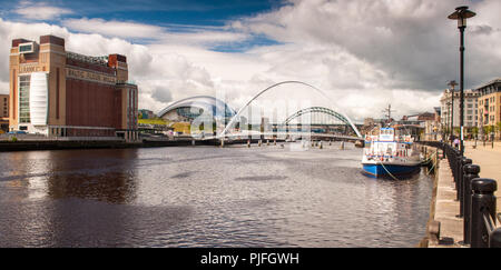 Newcastle, Inghilterra - 27 Maggio 2011: Il fiume Tyne attraverso il Newcastle e Gateshead, con Sage Gateshead e Baltici mulini per farina sulla sinistra, Newcastle Foto Stock