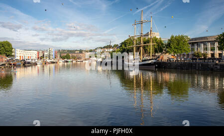 Bristol, Inghilterra, Regno Unito - 11 agosto 2018: i palloni ad aria calda volare al di sopra di un alto nave ormeggiata in Bristol's Floating Harbour all'alba durante il palloncino annuale Foto Stock