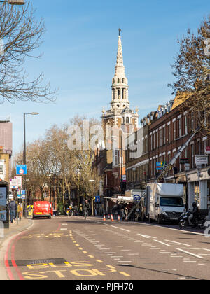 London, England, Regno Unito - 12 Febbraio 2018: Le consegne vengono effettuate a negozi e case lungo la principale strada superiore attraverso Islington, Londra, con la guglia Foto Stock