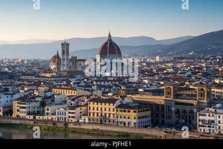 Firenze, Italia - 22 Marzo 2018: attrazioni fra cui il Duomo di stand nel paesaggio urbano rinascimentale di Firenze, con le colline di Monteferra Foto Stock