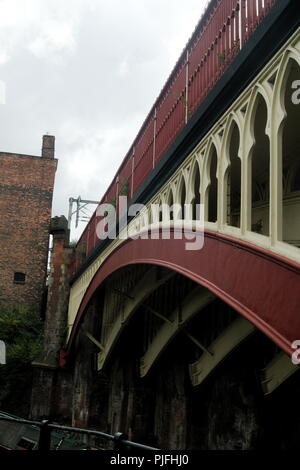 Vista di un ponte ferroviario in ghisa a Manchester, Inghilterra. Una vista angolare della bella struttura di questo esempio di ingegneria vittoriana. Foto Stock