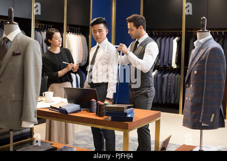 Designer di moda la misurazione del cliente Foto Stock