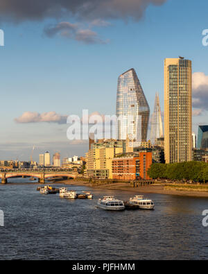 London, England, Regno Unito - 12 Giugno 2018: grattacieli e monumenti tra cui la Shard, uno Blackfriars, South Bank e la Torre La Torre di osso salire sul modo Foto Stock