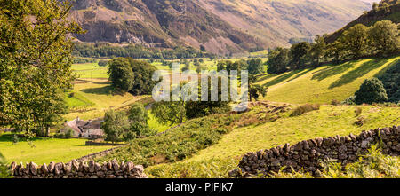 Un posto tranquillo in San Giovanni in Valle, guardando attraverso Bridge End Farm e sul fianco di Helvellyn. Foto Stock