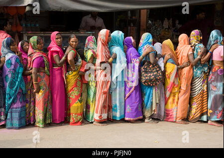 Coda di donne devoti al luogo di nascita di Krishna Janma Bhoomi tempio Mathura Uttar Pradesh India Asia, Asia del Sud Foto Stock