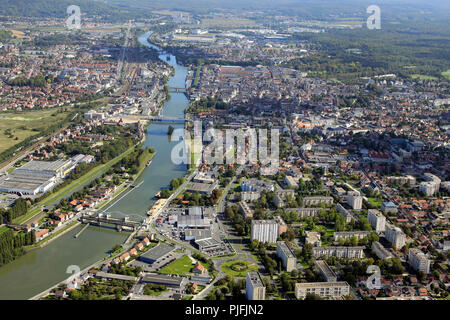 Compiegne (Francia settentrionale): vista aerea del centro della città e la periferia interna, l'abitazione e le rive del fiume Oise Foto Stock