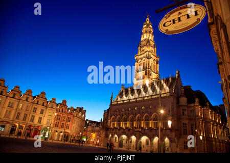 Arras (Francia settentrionale): Ch'ti segno di birra, birreria "Brasserie Castelain", birra proveniente dalla Francia settentrionale e Municipio nel "place des Heros" (eroi' Sq Foto Stock