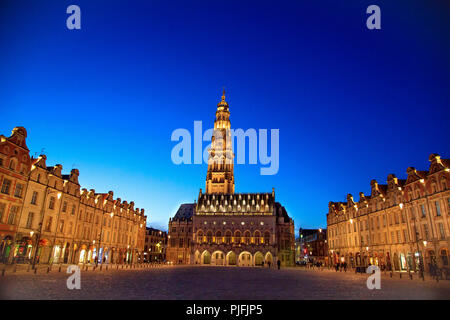 Arras (Francia settentrionale): la City Hall e la tradizionale architettura fiamminga di edifici in "place des Heros" (Piazza degli Eroi), di notte. Il Belfry o Foto Stock