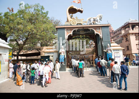 2016 coda dei devoti al luogo di nascita di Krishna Janma Bhoomi tempio Mathura Uttar Pradesh India Asia, Asia del Sud Foto Stock