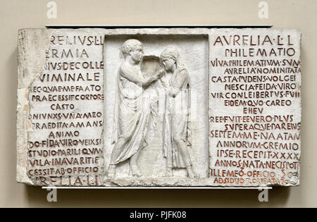 Inscritto Rilievo funerario scultura di Aurelio Hermia e moglie Aurelia Philematum (romana c80BC) da una tomba di Via Nomentana, Roma. British Museum, Foto Stock