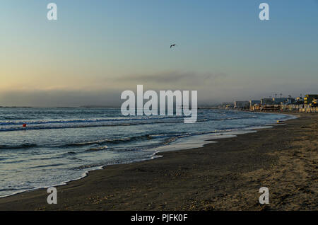 Spiaggia del Mar Nero da Mamaia, Romania all'alba , il sole caldo di atmosfera. Foto Stock