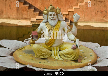 2016 Statua del dio Brahma nel Brahma kund a Vrindavan Mathura Uttar Pradesh India Asia, Asia del Sud Foto Stock