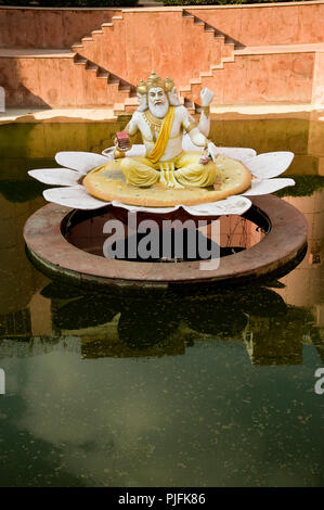 2016 Statua del dio Brahma nel Brahma kund a Vrindavan Mathura Uttar Pradesh India Asia, Asia del Sud Foto Stock