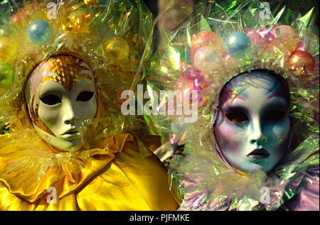 L'Europa, Italia, il Carnevale di Venezia. Due giallo e maschere bianche  circondato da trasparente e plastica colorata Foto stock - Alamy