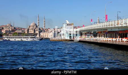 Turchia, Istanbul (comune di Fatih) quartiere Eminonu, il ponte Galata e nuova moschea (Yeni camii) Foto Stock