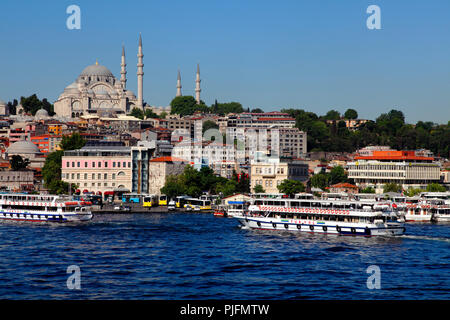 Turchia, Istanbul (comune di Fatih) quartiere Eminonu, traghetti, la stazione di autobus e la moschea di Suleymaniye Foto Stock
