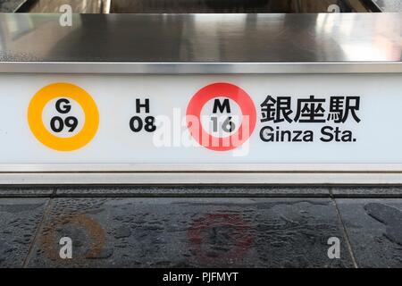 TOKYO, Giappone - 1 dicembre 2016: Ginza Stazione della metropolitana di Tokyo in Giappone. La Toei metropolitana e metropolitana di Tokyo hanno 285 stazioni e hanno 8,7 milioni di utenti ogni giorno Foto Stock