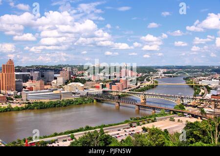Pittsburgh, Pennsylvania - città negli Stati Uniti. Skyline con ponti fiume Monongahela. Foto Stock