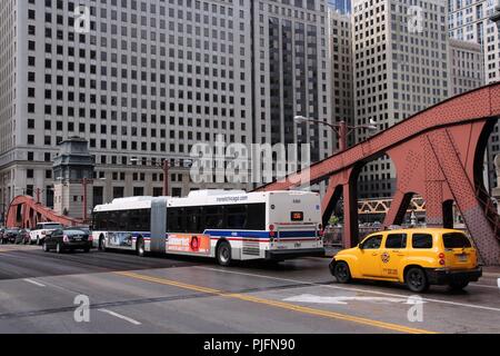 CHICAGO, Stati Uniti d'America - 26 giugno 2013: la gente ride di autobus della città di Chicago. Chicago è la terza più popolosa città statunitense con 2,7 milioni di residenti (8,7 milioni nel suo Foto Stock