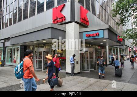 NEW YORK, Stati Uniti d'America - luglio 1, 2013: la gente a piedi passato Kmart store a New York. Kmart gestisce un totale di 1.221 negozi (2013). Foto Stock