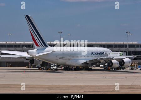 WASHINGTON, STATI UNITI D'America - 15 giugno 2013: scheda Persone Air France Airbus A380 all'Aeroporto Internazionale Dulles di Washington, DC, Stati Uniti d'America. A380 è il più grande passe Foto Stock