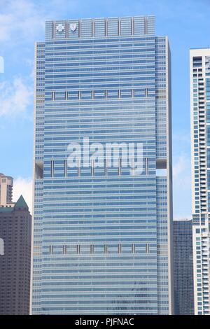 CHICAGO, Stati Uniti d'America - 27 giugno 2013: Blue Cross Blue Shield torre in Chicago. È 243m di altezza e nel 2014 è il diciassettesimo edificio più alto di Chicago. Foto Stock