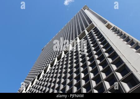 NEW YORK, Stati Uniti d'America - luglio 4, 2013: 1 New York Plaza grattacielo a New York. Si tratta di 640 ft (195 metri), il che lo rende uno dei 100 edifici più alti di New York. Foto Stock