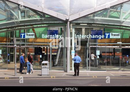 BARNSLEY, Regno Unito - 10 luglio 2016: la gente in attesa per i treni e gli autobus a Barnsley interscambio, UK. 1,5 milioni di collegamenti in treno a Barnsley Interchange Foto Stock