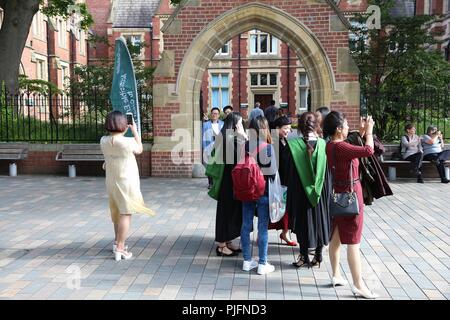 LEEDS, Regno Unito - 12 luglio 2016: laureati allegria al giorno di laurea presso l'Università di Leeds, Regno Unito. L'università di mattoni rossi ha circa 32.000 studenti. Foto Stock