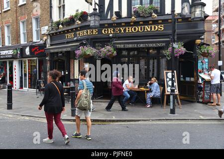 LONDON, Regno Unito - 9 Luglio 2016: la gente visita i tre levrieri pub di Soho, Londra. Ci sono più di 7 mila pub di Londra. Foto Stock