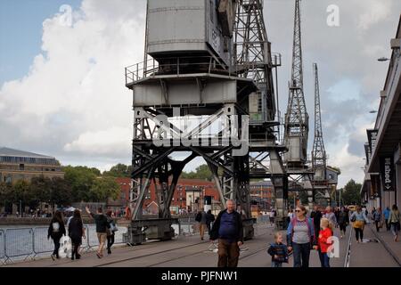 Bristol, Regno Unito - 12 agosto 2017: Vecchia gru a vapore accanto a M capannone museum presso il porto di Bristol. Foto Stock