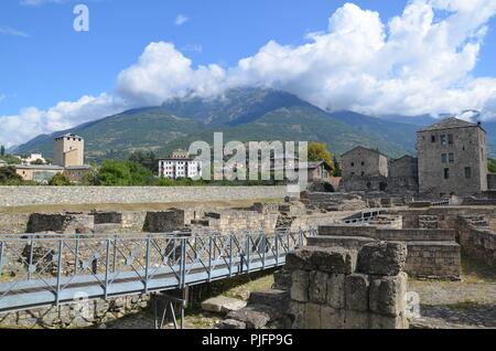 Aosta, Hauptstadt der autonomen Provinz Aosta, Italien: Das römische Theatre Foto Stock