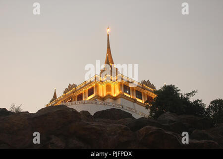 Fondo orizzontale e visualizzare foto di illuminata Golden Mount al crepuscolo, noto anche come il Wat Saket. Bangkok, Tailandia. Foto Stock