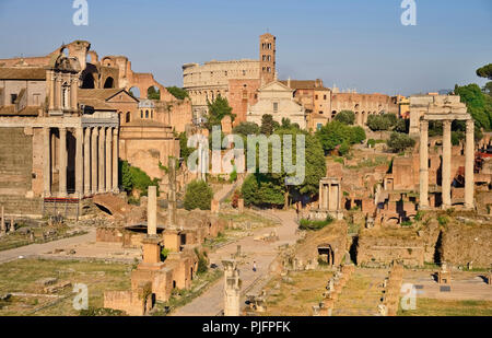 Italia Lazio Roma, vista del Foro Romano dal Colle Capitolino nella luce della sera con il Colosseo in background. Foto Stock