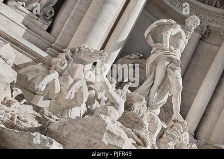 Italia Lazio Roma, Piazza di Trevi, barocca fontana di Trevi o la Fontana di Trevi che mostra la statua del dio greco Oceanus con il suo carro trainato da cavalli marini. Foto Stock