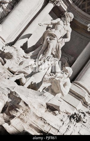 Italia Lazio Roma, Piazza di Trevi, barocca fontana di Trevi o la Fontana di Trevi che mostra la statua del dio greco Oceanus con il suo carro trainato da cavalli marini. Foto Stock