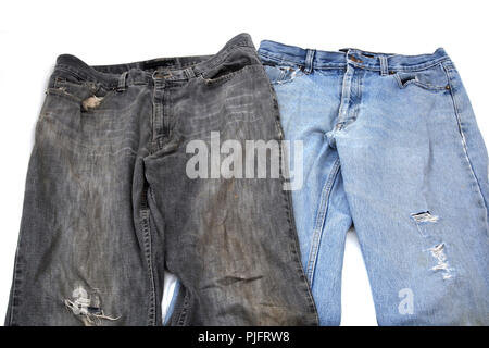 Due coppie di vecchi e consunti Jeans uno nero uno blu Foto Stock