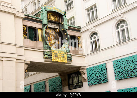 Orologio meccanico Art Nouveau, Ankerhur, l'orologio Anker a Vienna, Austria, costruito nel 1914. Foto Stock