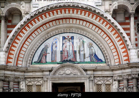 Victoria Londra Inghilterra Cattedrale di Westminster a nord ovest del portale timpano ad arco mostra mosaico raffigurante San Pietro, Vergine Maria, Gesù Cristo come Pantocr Foto Stock