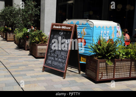 Victoria Street Westminster Londra Inghilterra Jamie Oliver Restaurant Sign Foto Stock