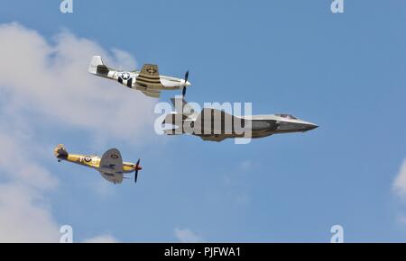 Il USAF Heritage Volo - Lockheed Martin F-35un fulmine II, North American P-51D Mustang, Il Hun Hunter Texas' e BBMF Spitfire Mk356 Foto Stock