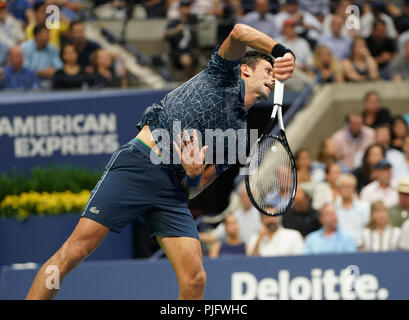 New York, NY - 5 Settembre 2018: Novak Djokovic di Serbia serve durante la US Open 2018 quarterfinal match contro John Millman dell Australia a USTA Billie Jean King National Tennis Center Foto Stock