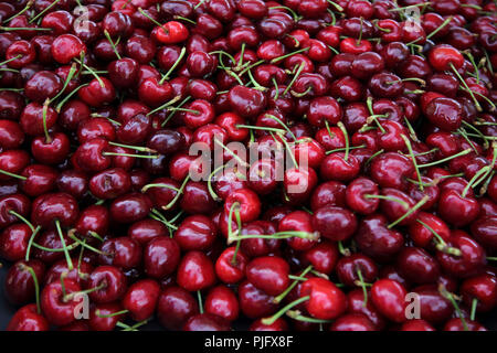 Vouliagmeni Atene Grecia Saturday Market Close Up di ciliege rosse Foto Stock