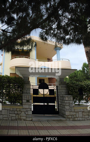 Vouliagmeni Attica Grecia Art Deco House e Gate Foto Stock