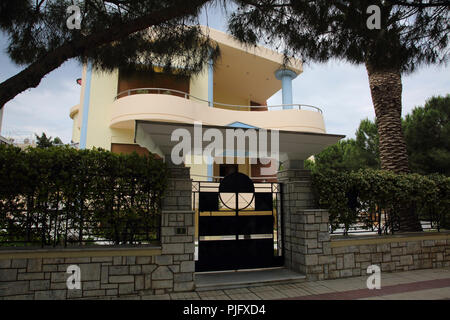 Vouliagmeni Attica Grecia Art Deco House e Gate Foto Stock