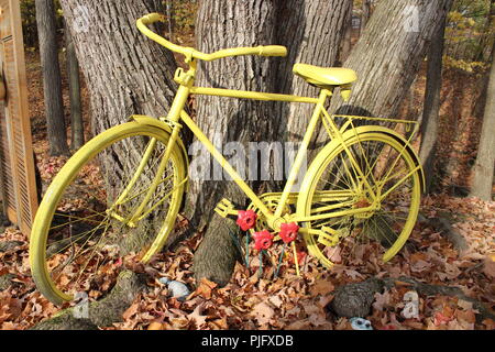 Vintage bici giallo come decorazione nei boschi Foto Stock